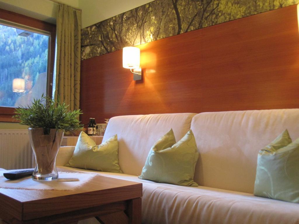 Hotel Garni Romantika Sankt Leonhard im Pitztal Habitación foto