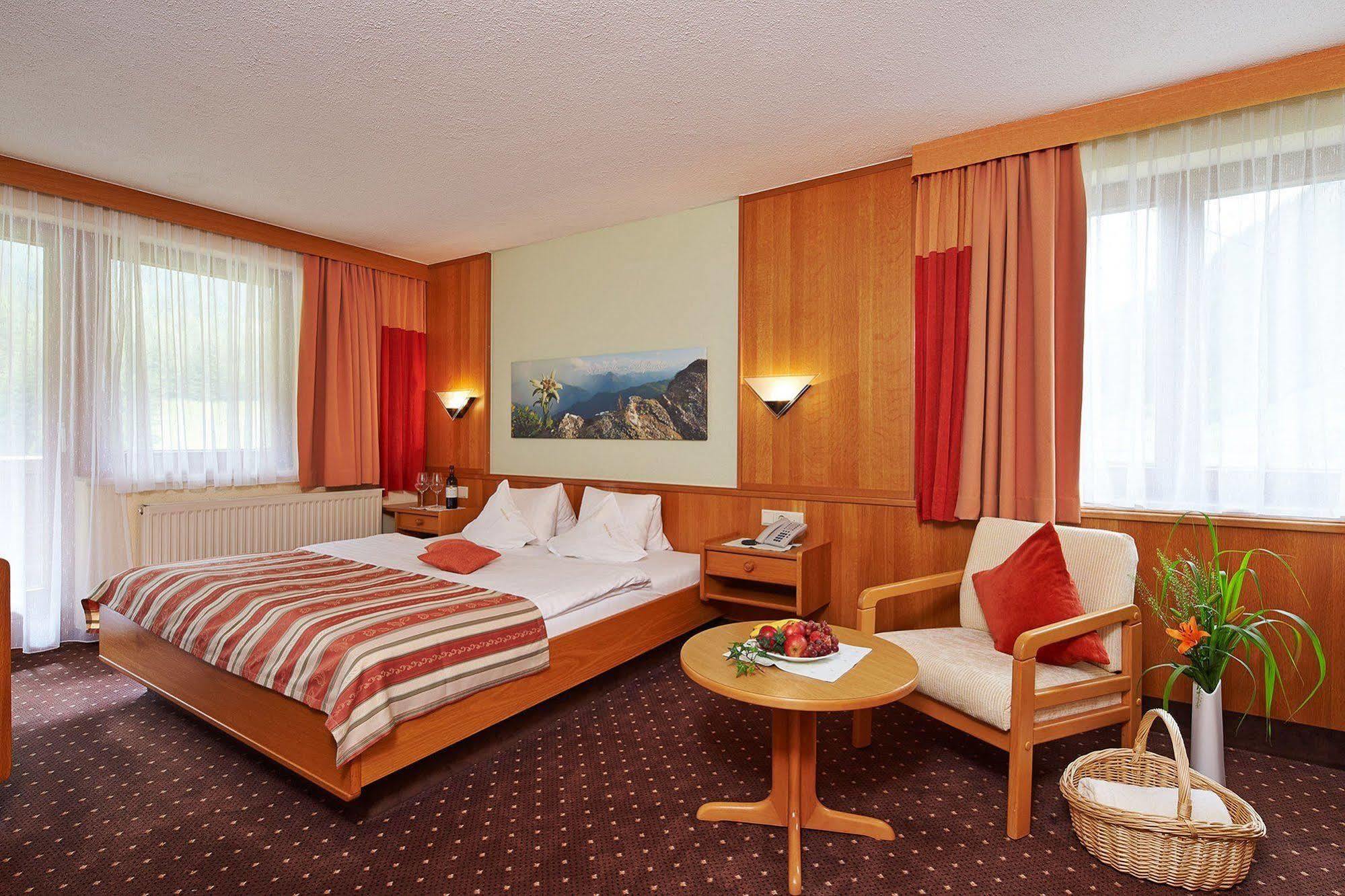 Hotel Garni Romantika Sankt Leonhard im Pitztal Exterior foto